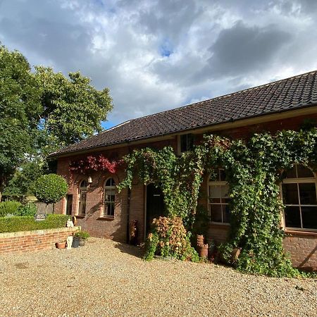 Betsey Trotwood. Historic Stylish 2-Bed Cottage. Blundeston Buitenkant foto