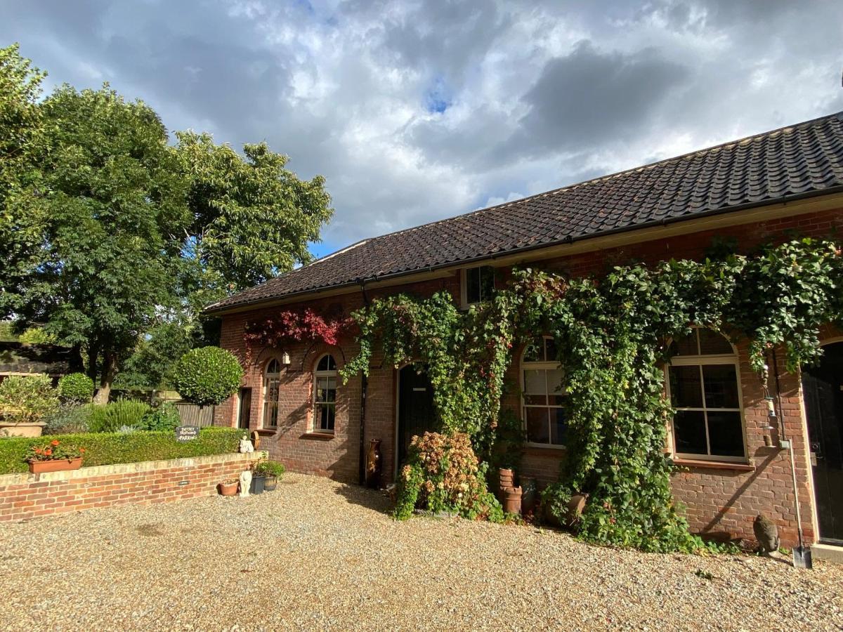 Betsey Trotwood. Historic Stylish 2-Bed Cottage. Blundeston Buitenkant foto
