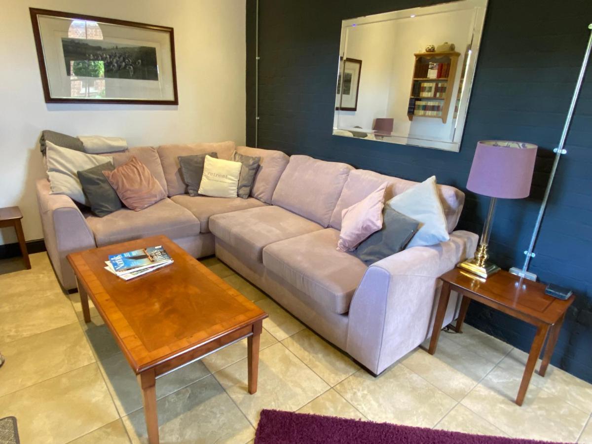 Betsey Trotwood. Historic Stylish 2-Bed Cottage. Blundeston Buitenkant foto