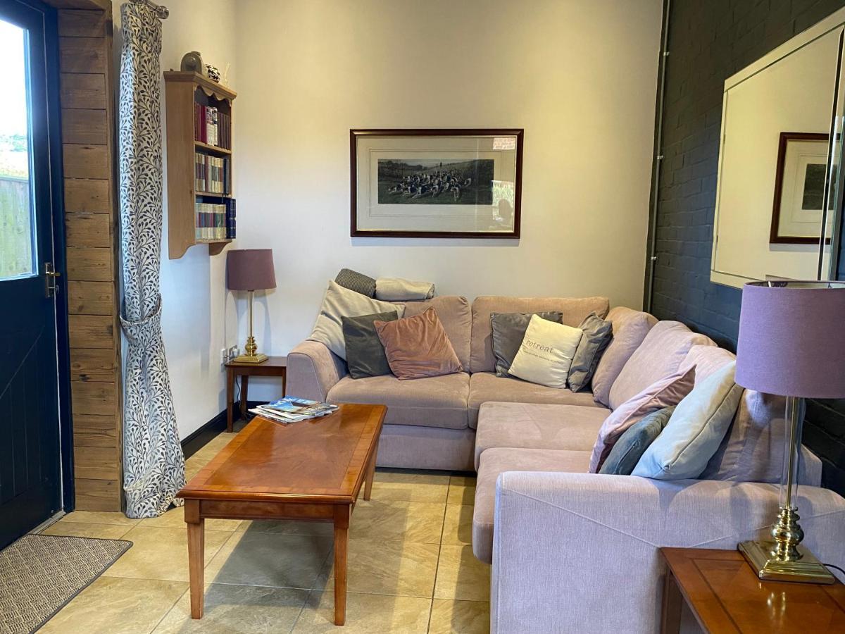 Betsey Trotwood. Historic Stylish 2-Bed Cottage. Blundeston Buitenkant foto