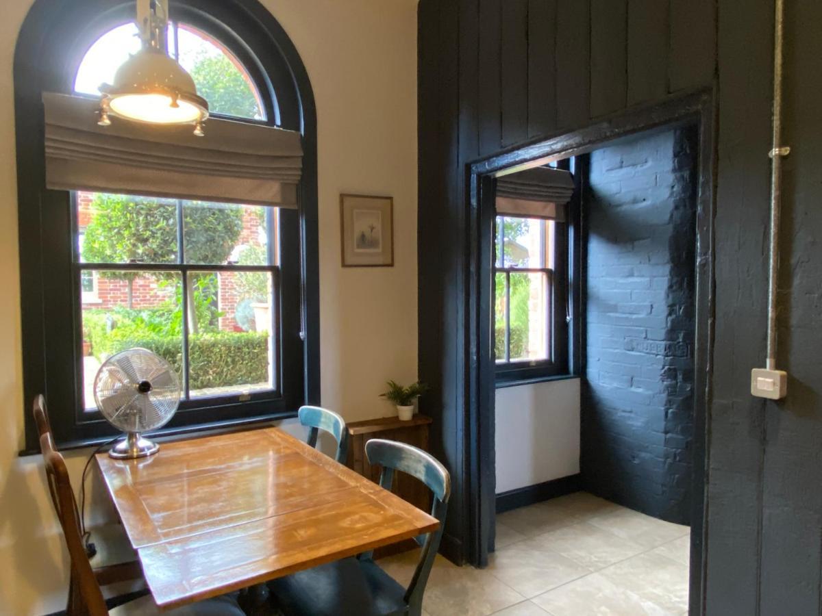 Betsey Trotwood. Historic Stylish 2-Bed Cottage. Blundeston Buitenkant foto