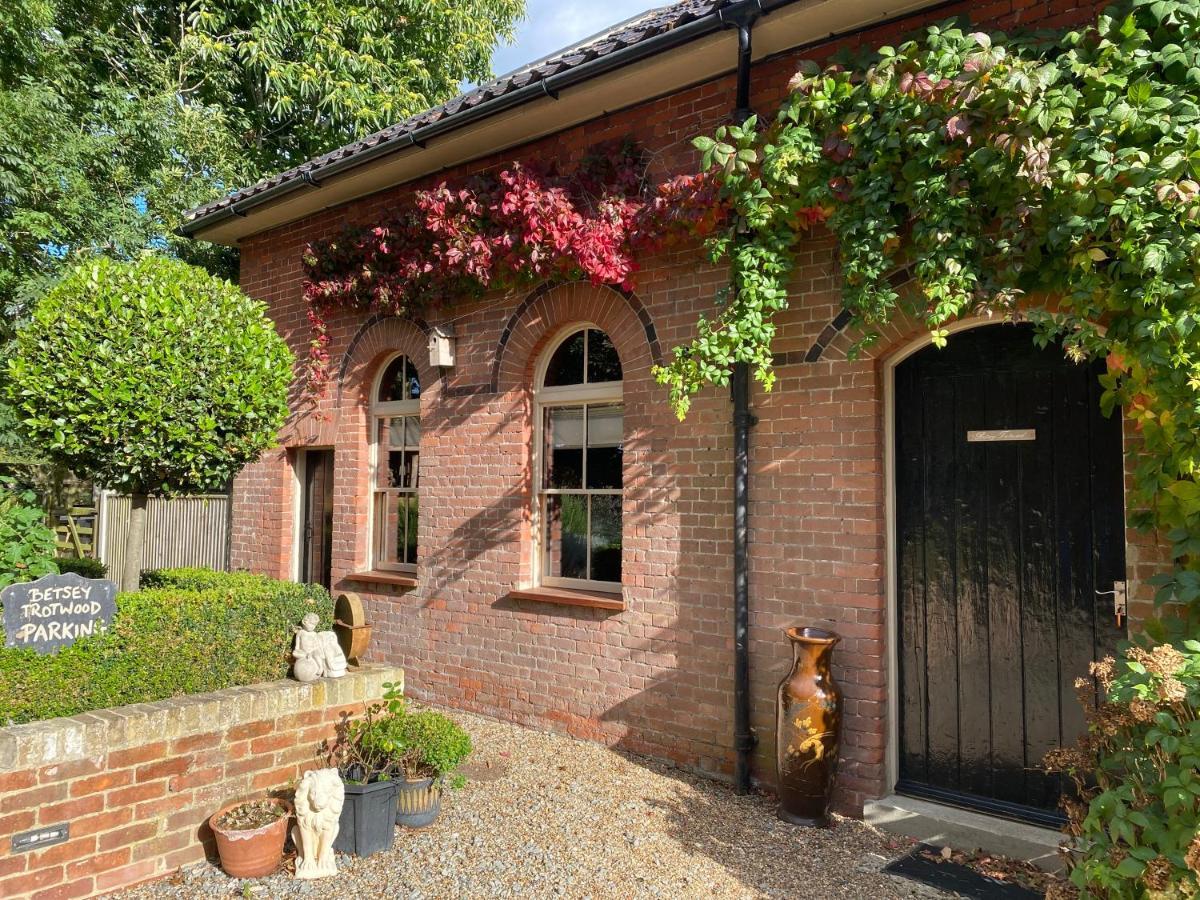 Betsey Trotwood. Historic Stylish 2-Bed Cottage. Blundeston Buitenkant foto